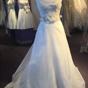 Jim Hjelm 8303 Wedding Gown